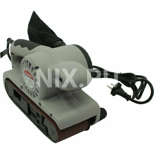 Ленточная шлифовальная машина POWERMAT: серый корпус с черными элементами, пылесборник и шлифовальная лента коричневого цвета