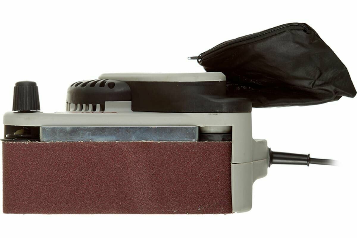 Ленточная шлифовальная машинка с установленным шлифовальным ремнем, пылесборным мешком с молнией и регулятором настройки