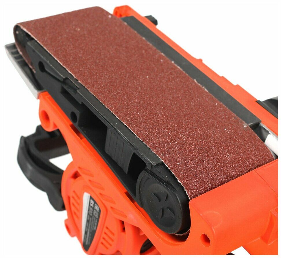 Ленточная шлифовальная машина с направляющими и коричневой абразивной лентой в ярком оранжевом корпусе
