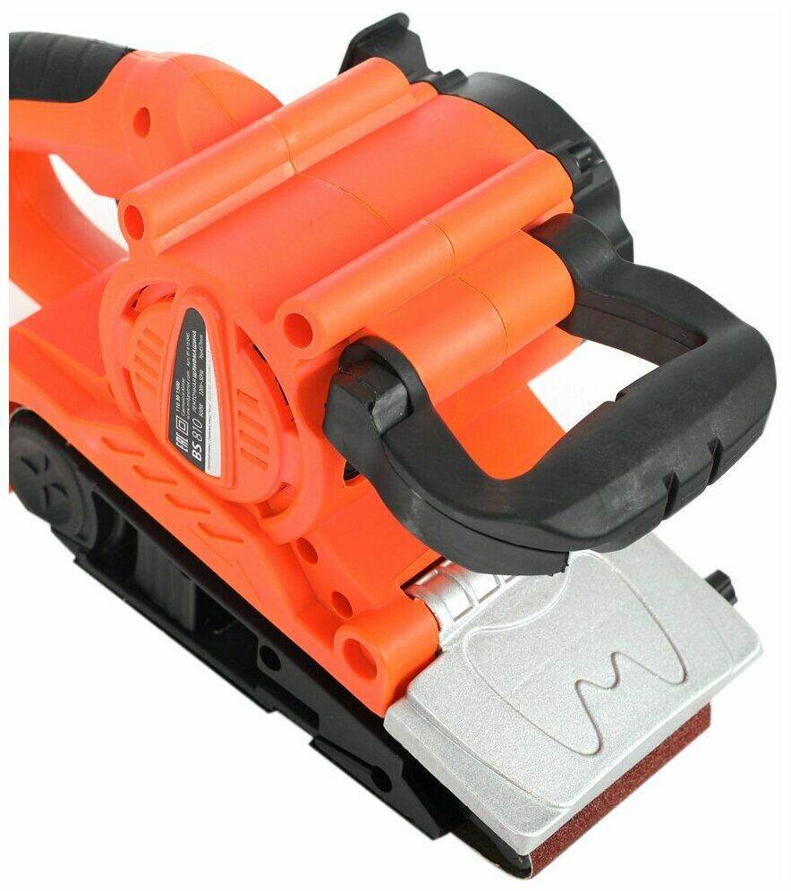 Ленточная шлифовальная машина BS810 ярко-оранжевого цвета с черными элементами, оснащенная ручным держателем и шлифовальной лентой на платформе