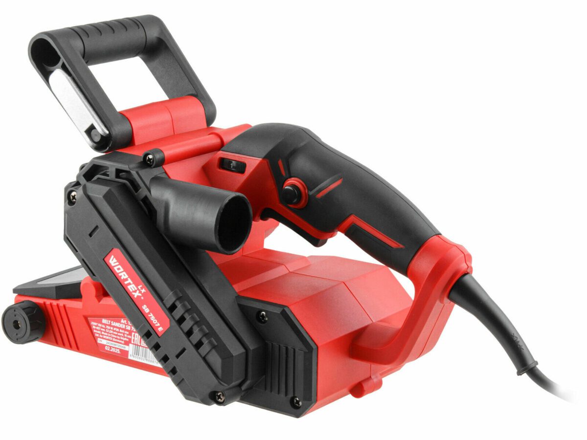 Красно-черная электрическая ленточная шлифовальная машина VORTEX BS 750E с прорезиненной рукояткой и функцией подключения к системе пылеудаления
