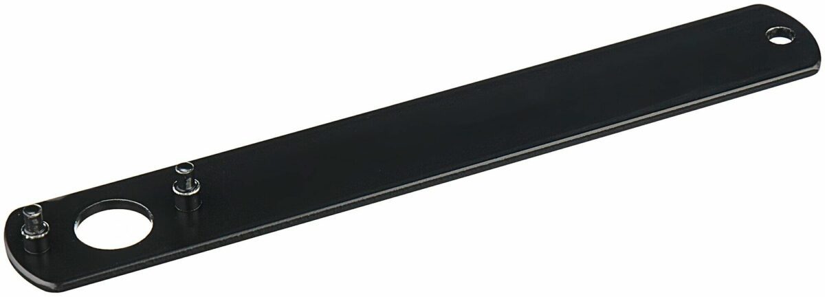 Черный инструмент из металла с круглым отверстием и двумя выступающими штырями