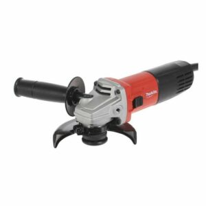 Красная болгарка Makita с защитным кожухом и боковой черной рукояткой