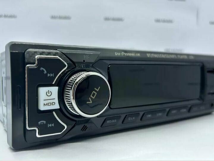 Черная автомобильная магнитола DV-Pioneer.ov с экраном, кнопками и регулятором громкости