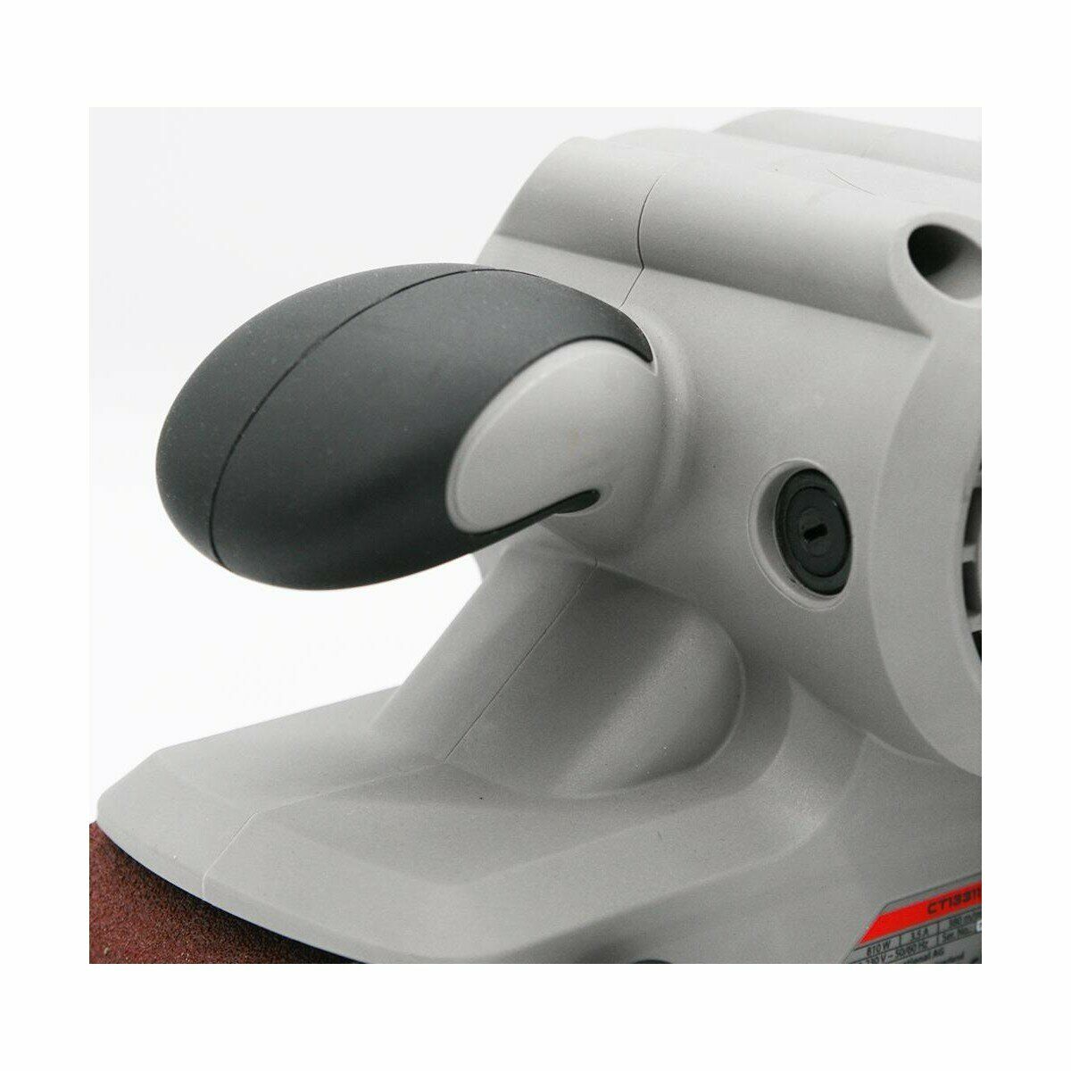 Рукоятка ленточной шлифовальной машинки с гладким серым корпусом и черной резиновой поверхностью