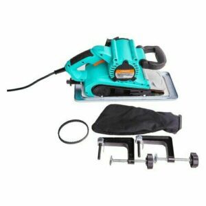 Бирюзовая шлифовальная машина с серыми и черными элементами, аксессуарами и мешком для пыли на металлической платформе