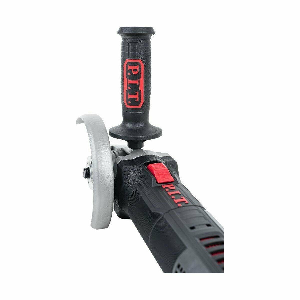 Угловая шлифовальная машина P.I.T. черного цвета с красными элементами, защитным кожухом и боковой ручкой для удобной работы