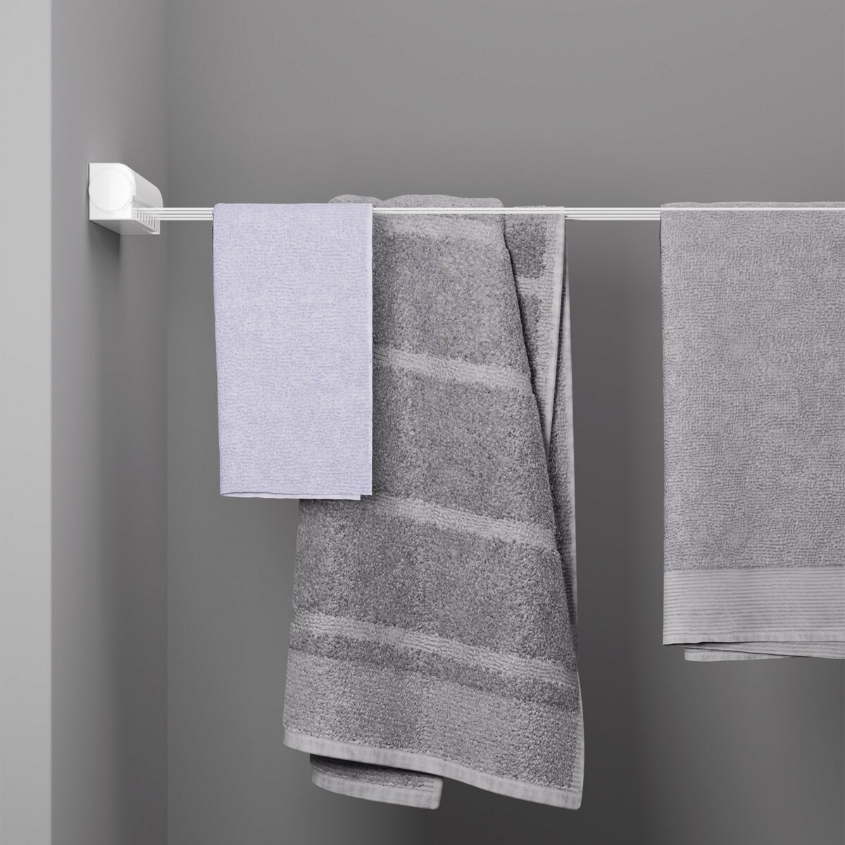 Настенная белая роторная сушилка для белья на 4 линии с вытяжным механизмом, компактное решение для ванной и мелких помещений Белая настенная роторная вытяжная сушилка для белья с четырьмя линиями, на которых развешаны полотенца в хозяйственном помещении