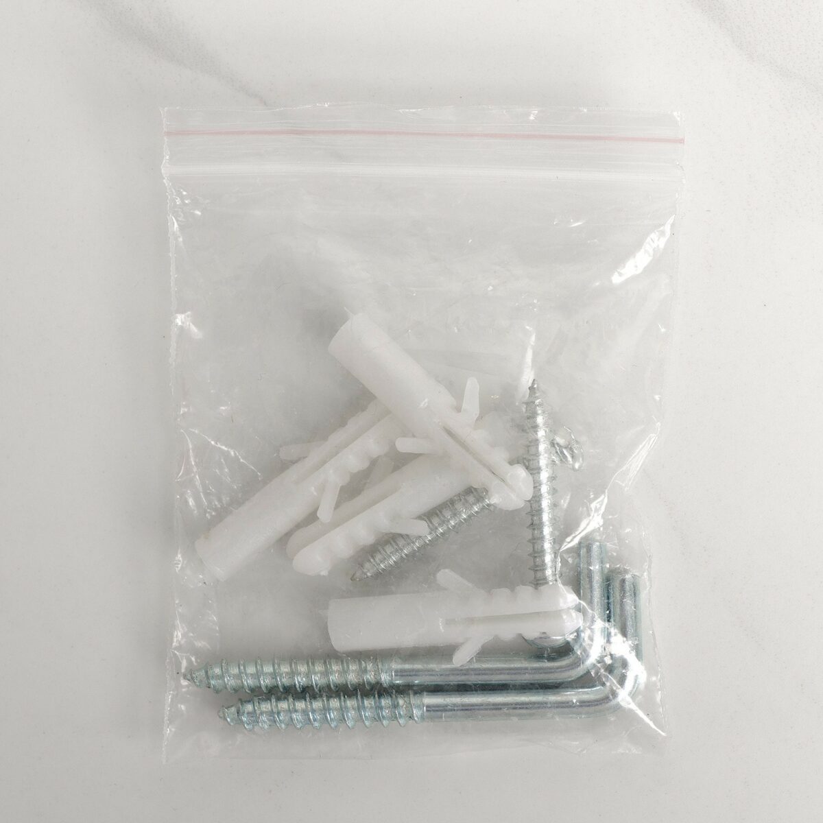 Крепежный комплект для установки роторной бельевой сушилки – дюбели, саморезы и крючки Крепежные элементы для настенной роторной сушилки – дюбели, саморезы с кольцом и металлические крючки в прозрачном пакете