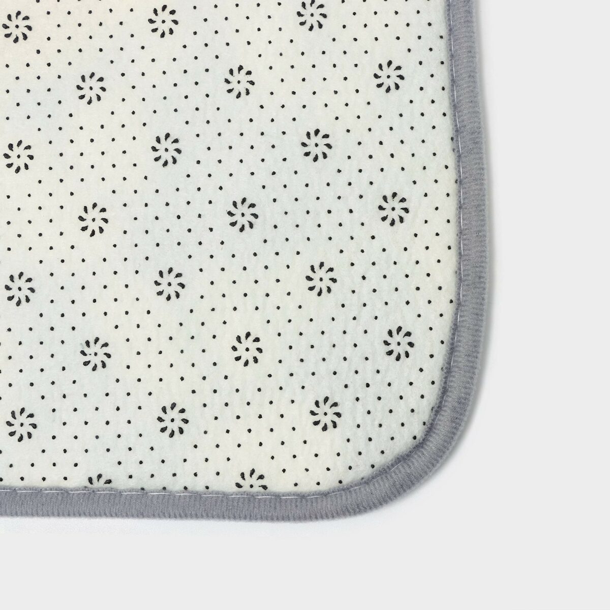 Нескользящая обратная сторона коврика для ванной и туалета с точечным узором и цветочным дизайном Обратная сторона коврика для ванной и туалета с противоскользящим покрытием, тканевой окантовкой и закругленной формой