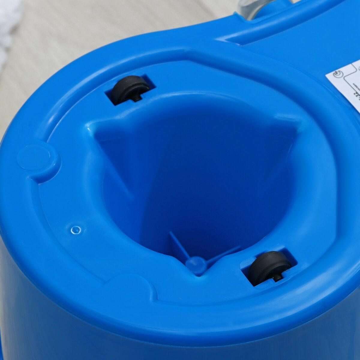 Удобная швабра с ведром и металлической центрифугой на колёсиках для уборки пола, 14 л Фрагмент ведра для швабры с отжимом, металлической центрифугой и колёсиками, выполненного из синего пластика, 14 литров