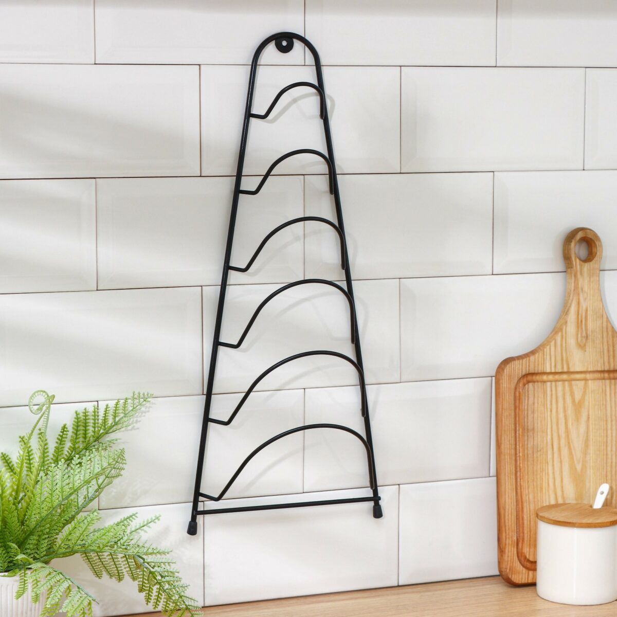 Подвесная чёрная подставка для хранения крышек с пятью уровнями, компактная и функциональная для кухни Чёрная подвесная подставка для крышек из металла с пятиуровневым дизайном на кухне