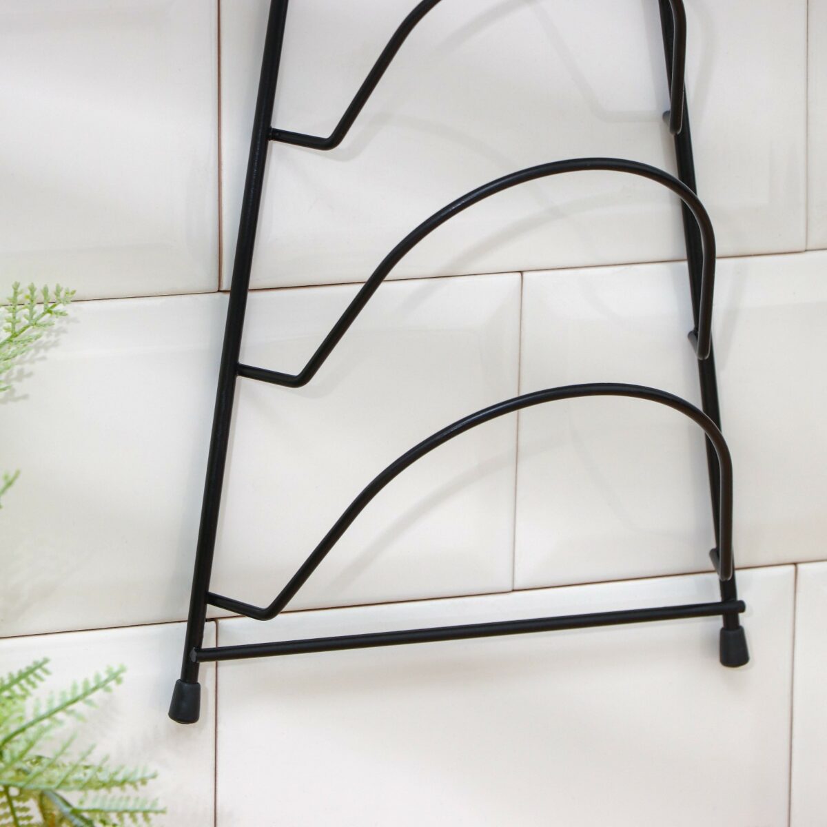 Чёрная подвесная подставка для кухонных крышек с минималистичным дизайном Чёрная металлическая подвесная подставка для крышек с резиновыми наконечниками и дуговыми держателями для крышек различного размера