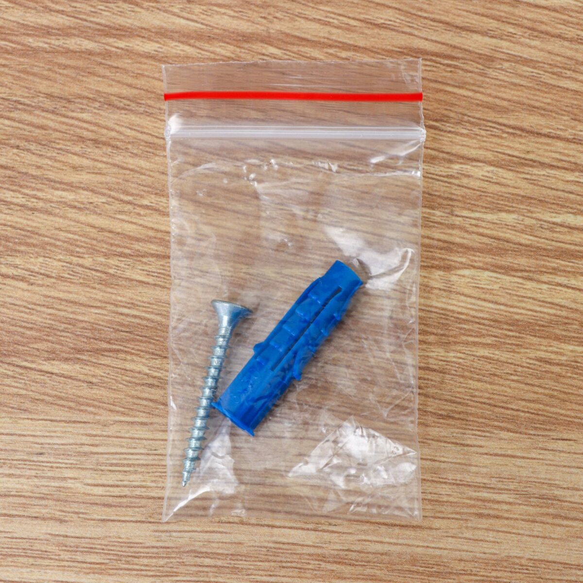 Крепежный комплект для установки подвесных аксессуаров на кухню Синий пластиковый дюбель и серебристый винт для крепления подставки для кухонной утвари