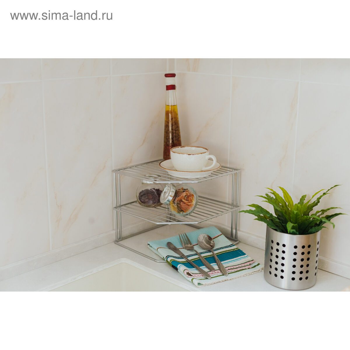 Двухъярусная металлическая сушилка для посуды на кухонной столешнице Компактная двухъярусная подставка для сушки тарелок из хромированного металла, расположенная на белой кухонной столешнице