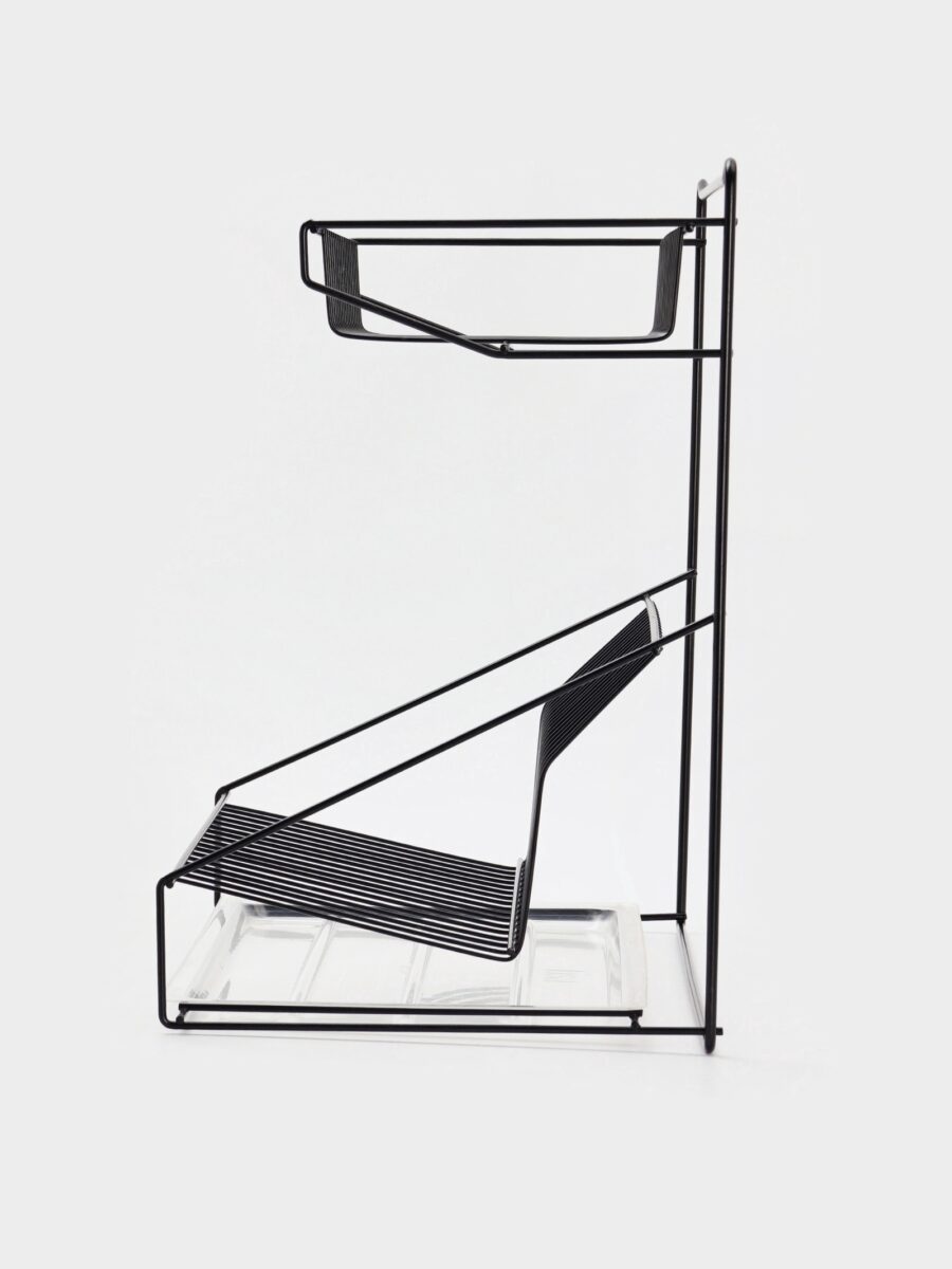 Черная настольная двухъярусная сушилка для посуды с металлической конструкцией и поддоном 38 см Компактная черная настольная сушилка для посуды с металлической двухъярусной конструкцией и прозрачным поддоном