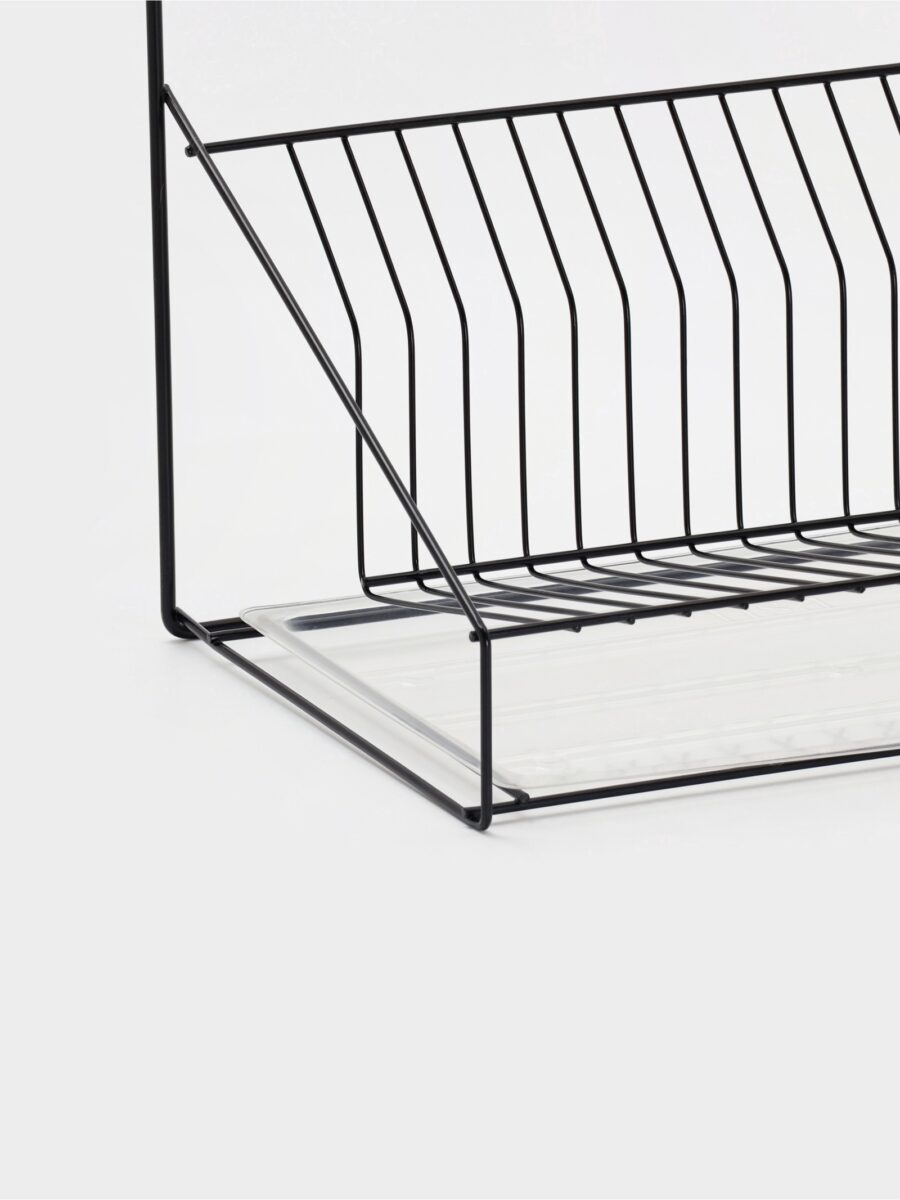 Двухъярусная настольная сушилка для посуды с поддоном, черная металлическая конструкция для маленькой кухни Черная металлическая настольная сушилка для посуды с прозрачным пластиковым поддоном, удобная для организации кухонного пространства