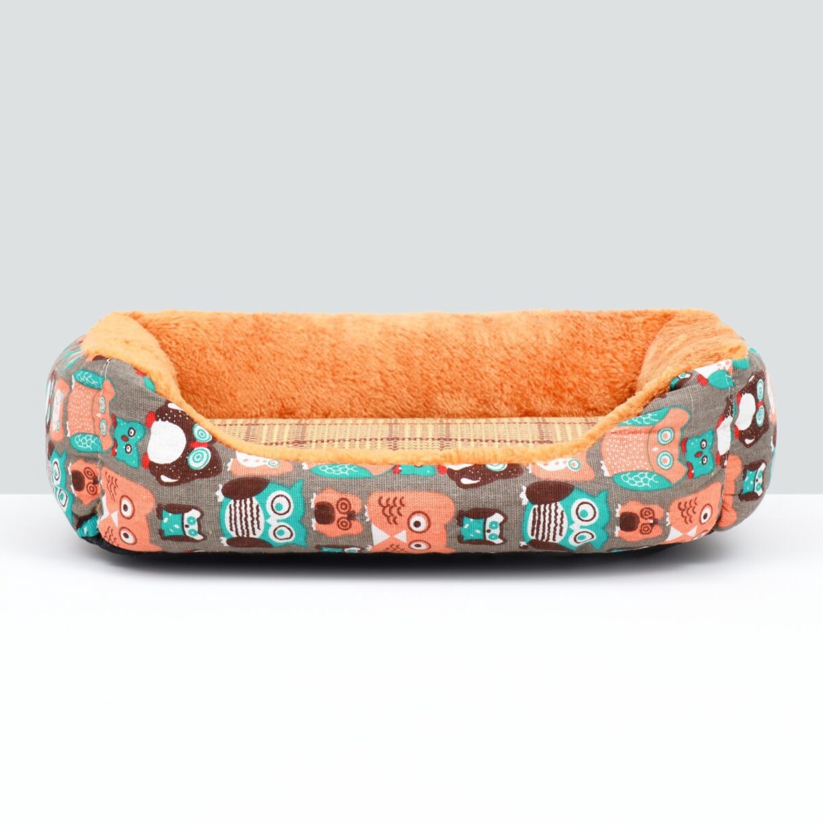 Уютная лежанка для животных 45x30x15 см с бортиками и ротанговым ковриком Прямоугольная лежанка для кошек и собак с бортиками, совами на бежево-сером фоне и ротанговым ковриком