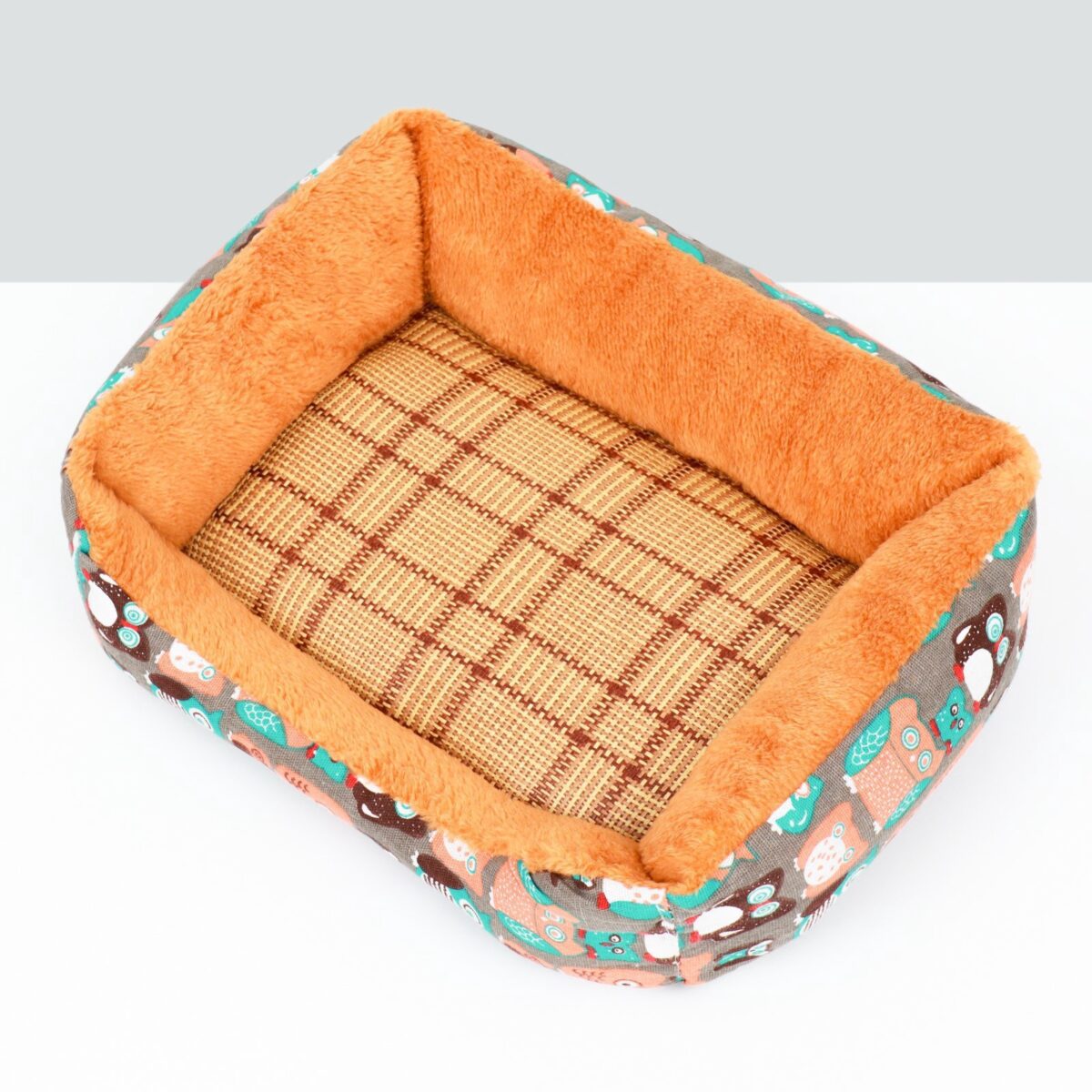 Просторная лежанка для животных 45x30x15 см с ротанговым ковриком и мягкими бортиками Лежанка для кошек и собак больших и средних пород, бежево-серая с ротанговым основанием и мягкими бортиками