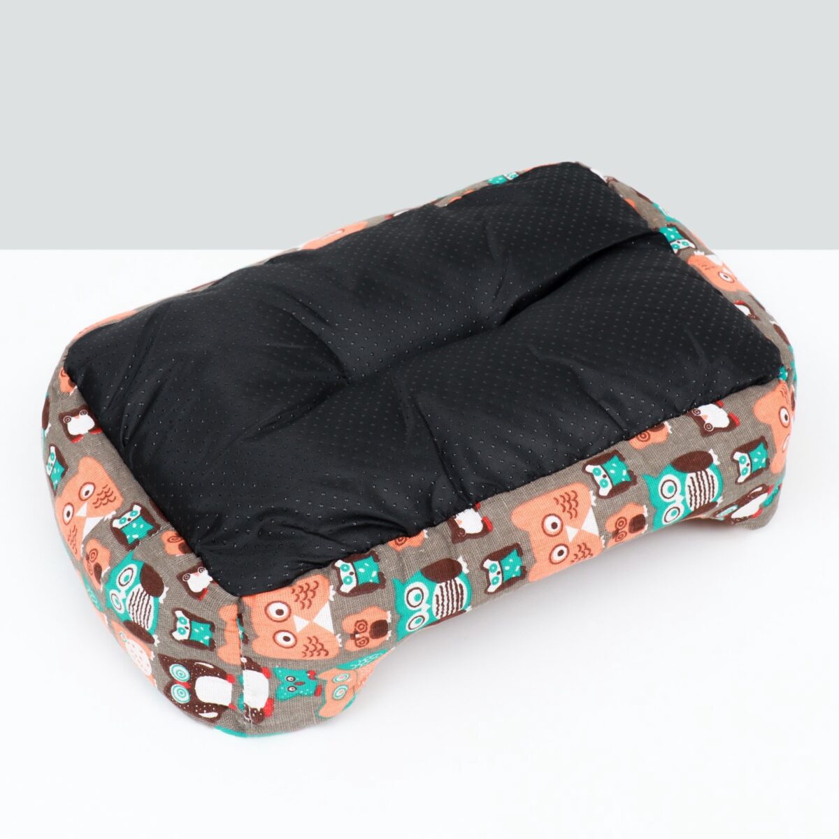 Уютная лежанка 45x30x15 см с мягкими бортиками и принтом сов для кошек и мелких собак Лежанка для животных прямоугольной формы с закругленными краями, выполненная в бежево-коричневом цвете с принтом разноцветных сов, размер 45x30x15 см