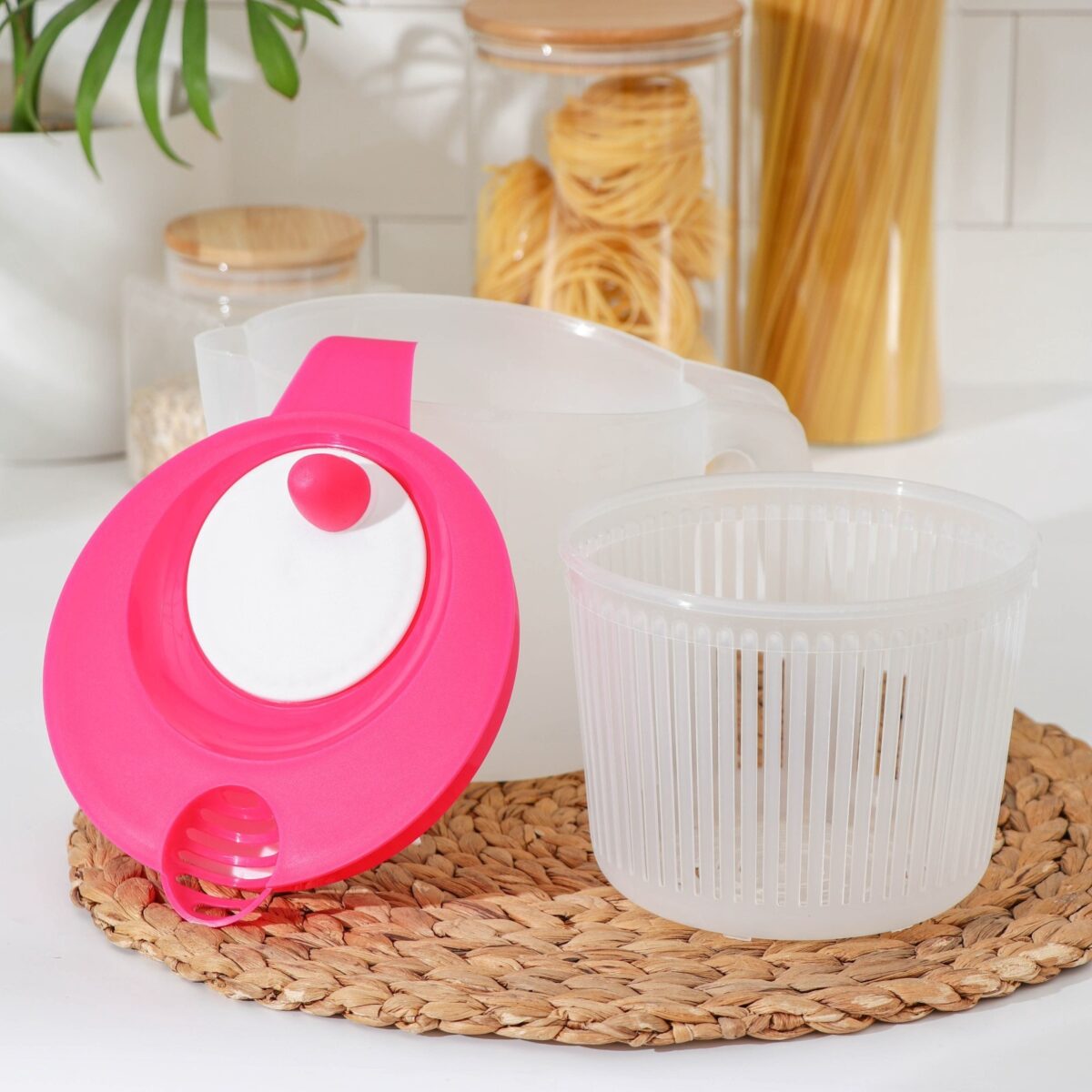 Ручная сушилка для зелени с мерным кувшином — удобная сушилка зелени и овощей из пластика Ручная сушилка для зелени с мерным кувшином: прозрачная ёмкость, белая мерная чаша и розовая крышка