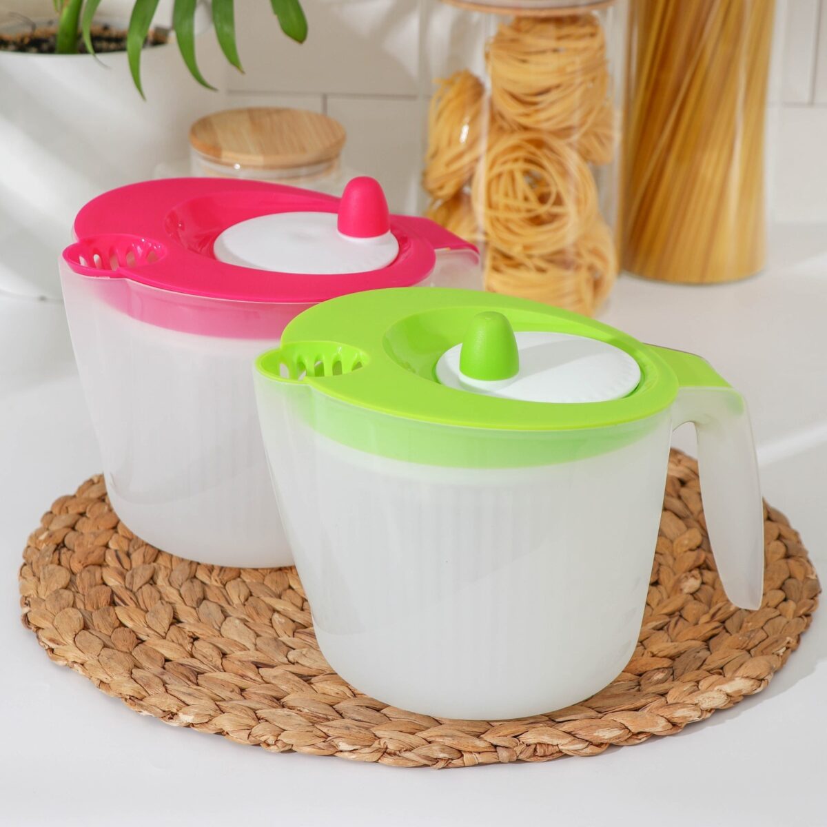 Ручная сушилка для зелени и овощей с мерным кувшином из пластика — популярный выбор для кухни Сушилка для зелени центрифуга с ручным управлением и мерным кувшином в розовом и салатовом цветах, выполненная из пластика