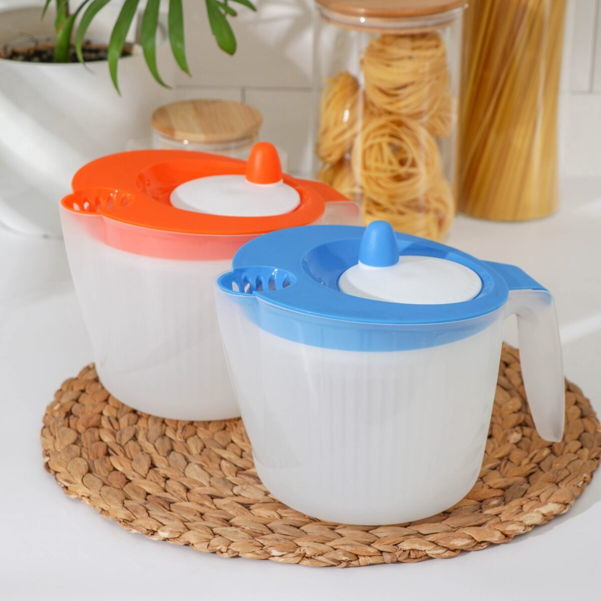 Ручная пластиковая сушилка для зелени и овощей с мерным кувшином Пластиковая сушилка для зелени и овощей с функцией мерного кувшина, компактного дизайна с крышками оранжевого и голубого цвета