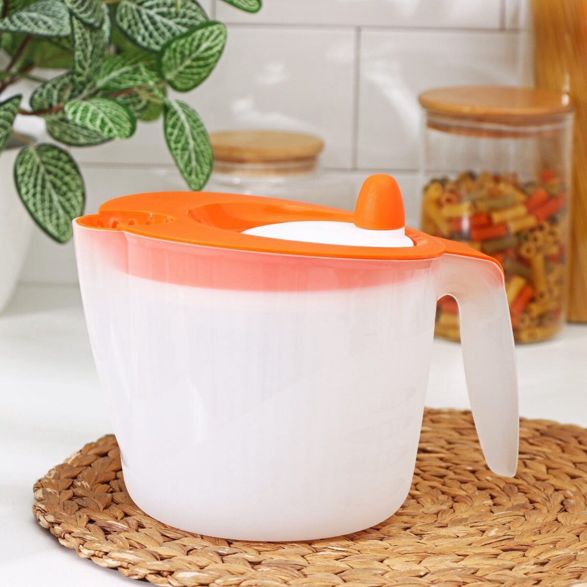 Ручная сушилка для зелени центррифуга с мерным кувшином Сушилка для зелени с мерным кувшином из пластика на кухонной подставке