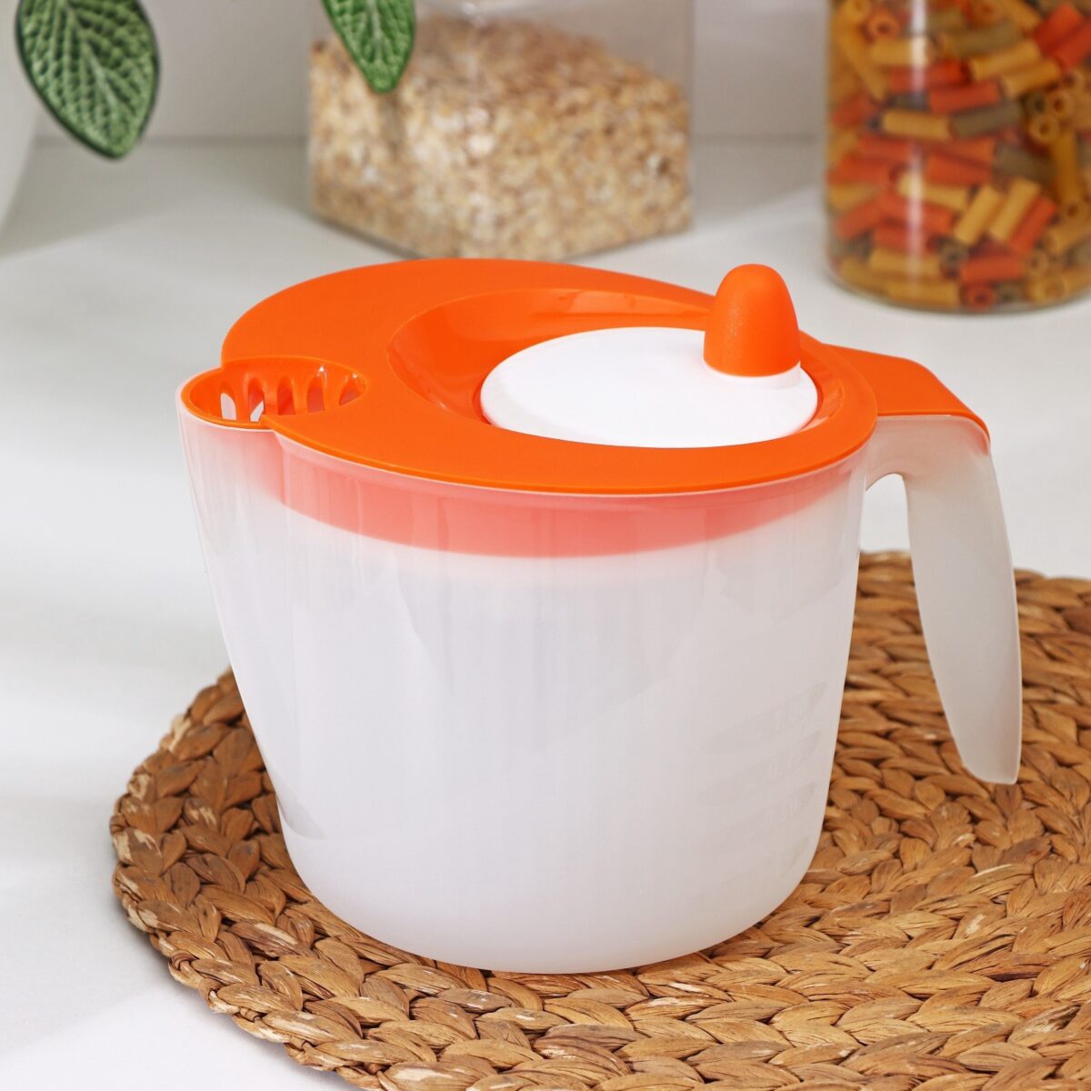 Ручная сушилка для зелени с мерным кувшином из пластика — практичный кухонный аксессуар Сушилка для зелени центрифуга с мерным кувшином и прозрачными стенками, выполненная из пластика