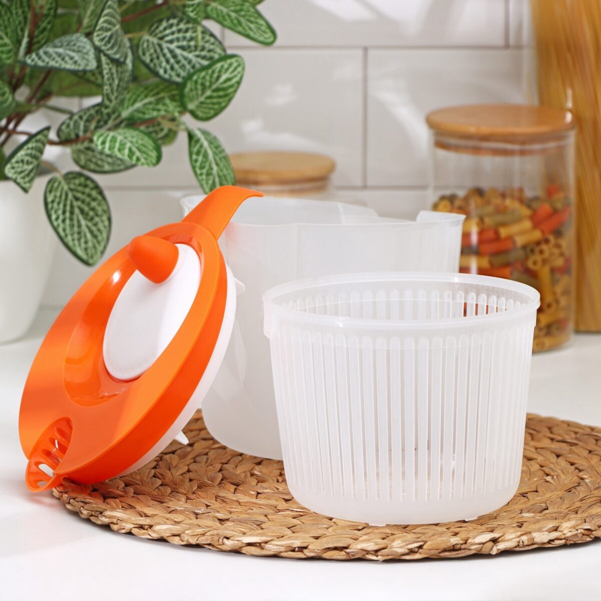 Ручная сушилка для зелени и овощей с мерным кувшином, удобная пластиковая центрифуга Сушилка для зелени и овощей с мерным кувшином — прозрачный контейнер, съемная корзина и крышка с вращающим механизмом для эффективной сушки