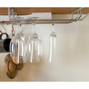 Хромированная подвесная сушилка для бокалов, установленная под деревянной полкой, с тремя направляющими для бокалов разного размера