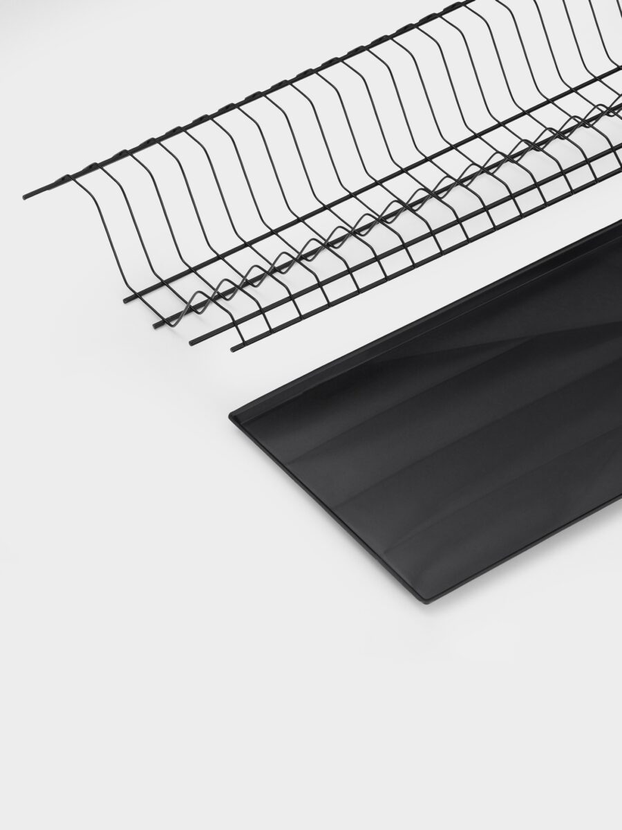 Двухъярусная металлическая сушилка для посуды с пластиковым поддоном для шкафа 60 см Металлическая сушилка для посуды чёрного цвета с пластиковым поддоном для удобного стекания воды, подходит для установки в шкаф шириной 60 см.