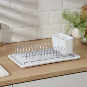 Металлическая настольная сушилка для посуды двухъярусная с белым пластиковым поддоном и контейнером для столовых приборов на кухне