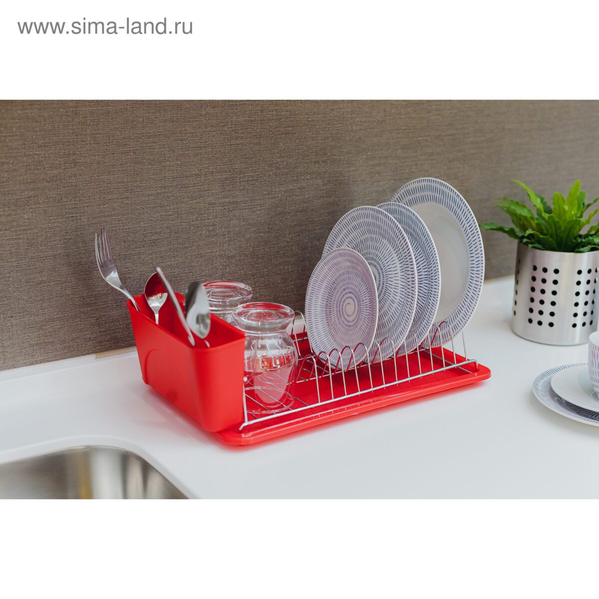 Настольная металлическая двухъярусная сушилка для посуды с поддоном – компактное решение для кухни Настольная металлическая двухъярусная сушилка для посуды с красным пластиковым поддоном на белой столешнице