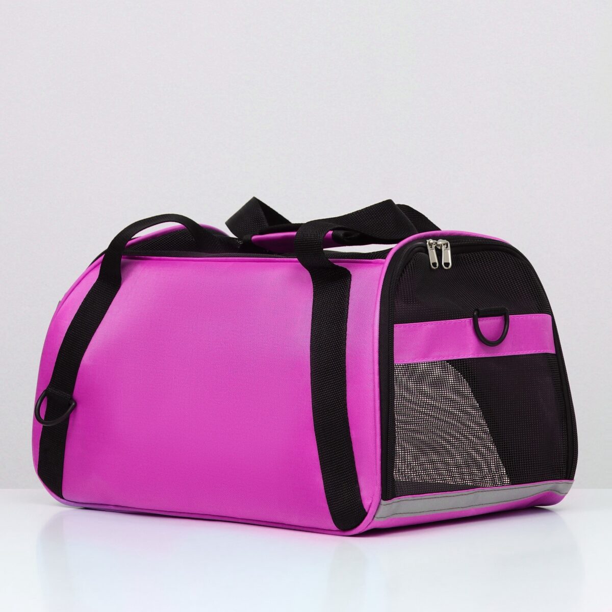 Фиолетовая сумка-переноска 52x25x33 см с сеткой для вентиляции и удобной транспортировки животных Сумка-переноска фиолетового цвета с черными элементами, сетчатым окошком и мягкими ручками для кошек, собак и малых пород до 15 кг