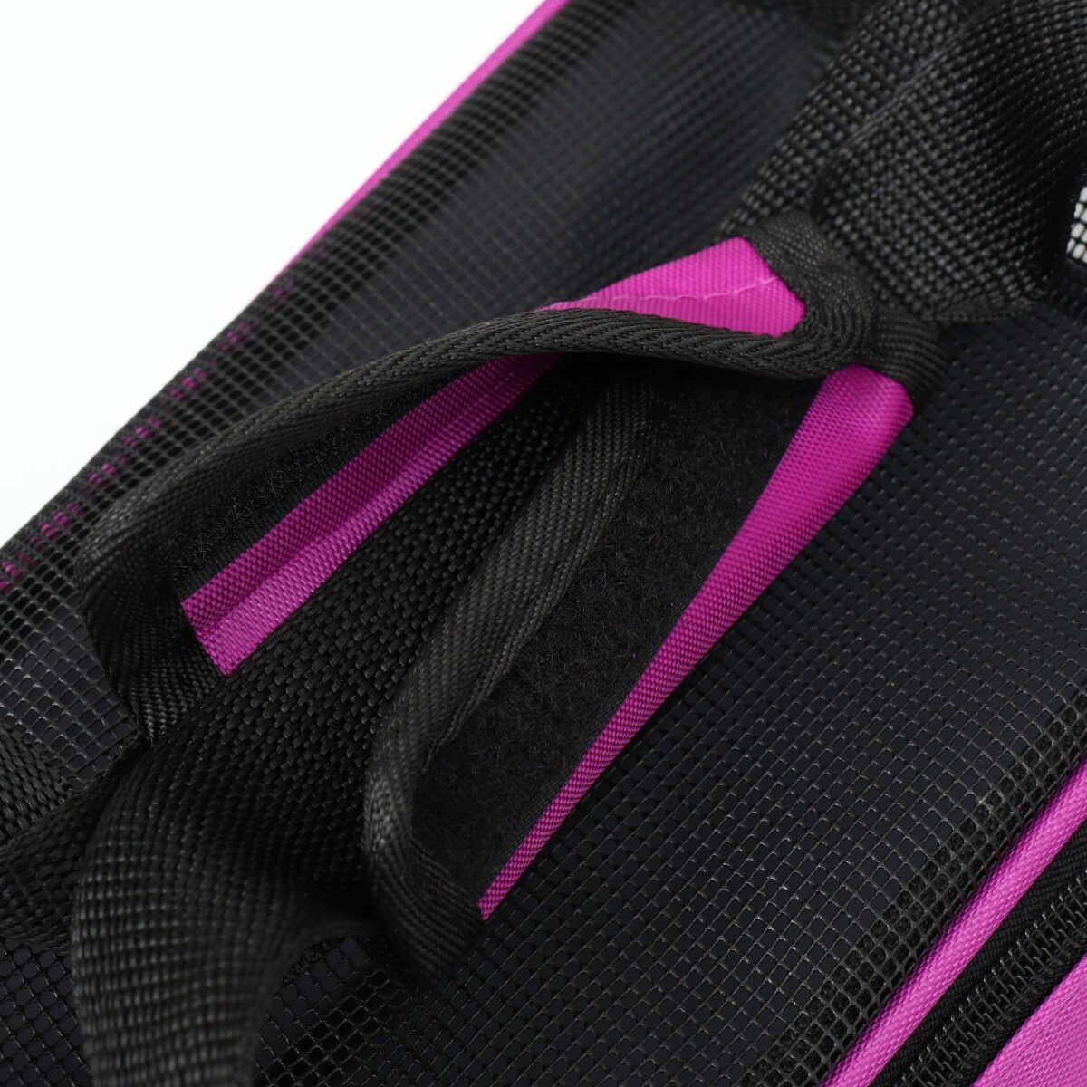 Сетчатая фиолетовая сумка-переноска 52×25×33 см для животных до 15 кг с вентиляцией Фиолетовая сумка-переноска с сетчатыми вставками, вентиляционными окнами и молнией, габариты 52×25×33 см