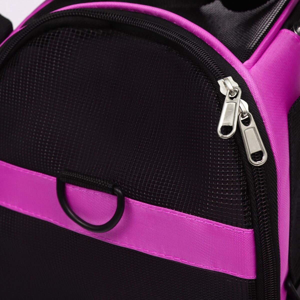 Компактная сумка-переноска для животных с сетчатыми вставками и фиолетовыми акцентами Сумка-переноска из черного сетчатого материала с фиолетовыми элементами, металлической молнией и кольцом для крепления аксессуаров