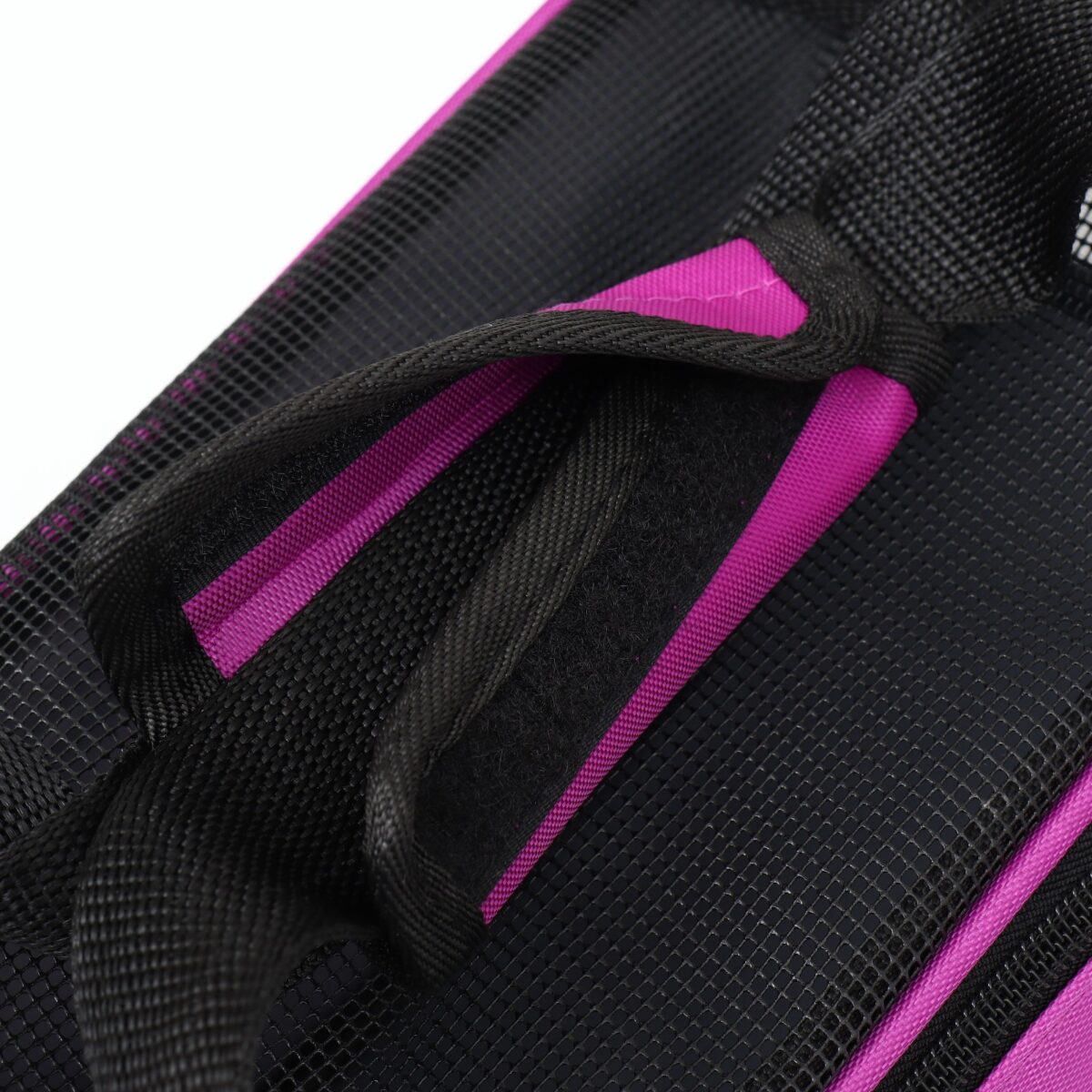 Сумка-переноска 43x29x27 см с сетчатой вентиляцией и удобными ручками Частичный вид сумки-переноски 43x29x27 см с черной сетчатой тканью, фиолетовыми вставками и удобными черными ручками