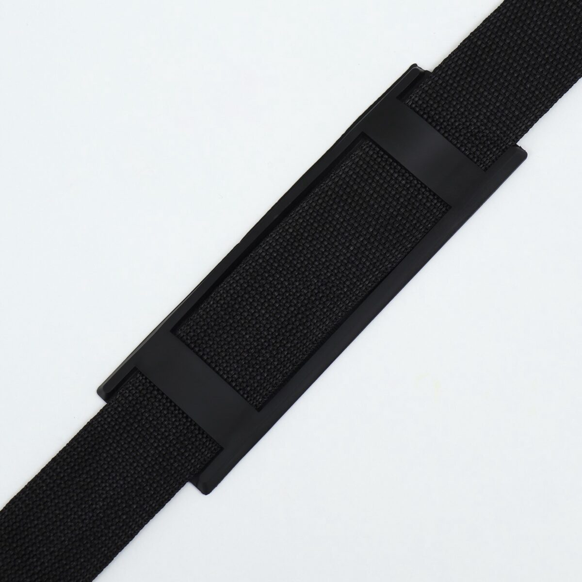 Плетеный ремень с пластиковой вставкой для надёжной сумки-переноски, обеспечивающий удобство и долговечность Фрагмент плотного плетеного ремня с пластиковой вставкой, идеально подходящий для сумки-переноски для животных