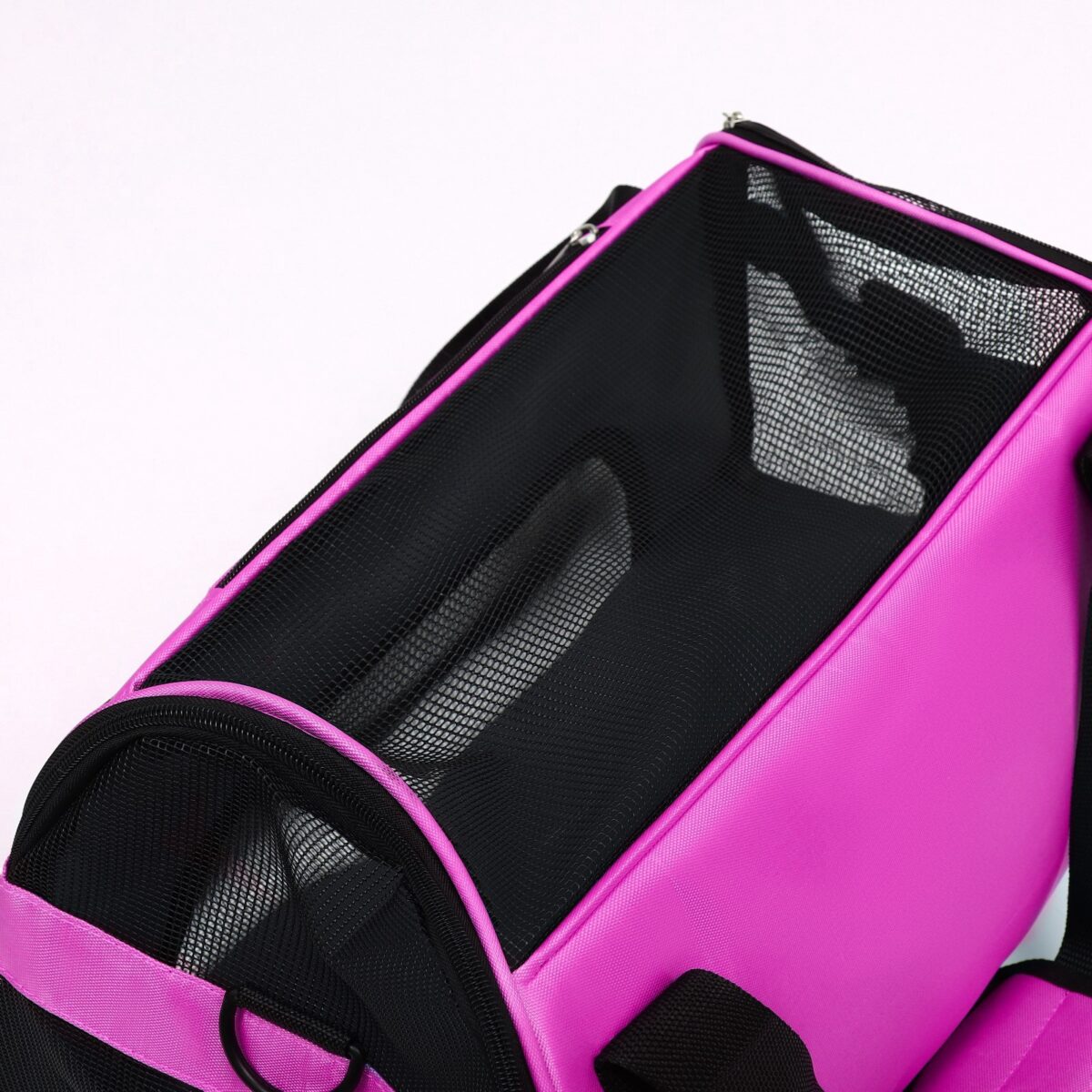 Фиолетовая сумка-переноска с жестким каркасом и сетчатыми элементами для питомцев средних размеров Сумка-переноска фиолетового цвета с черными сетчатыми вставками для кошек и собак малых пород, размеры 52×25×33 см