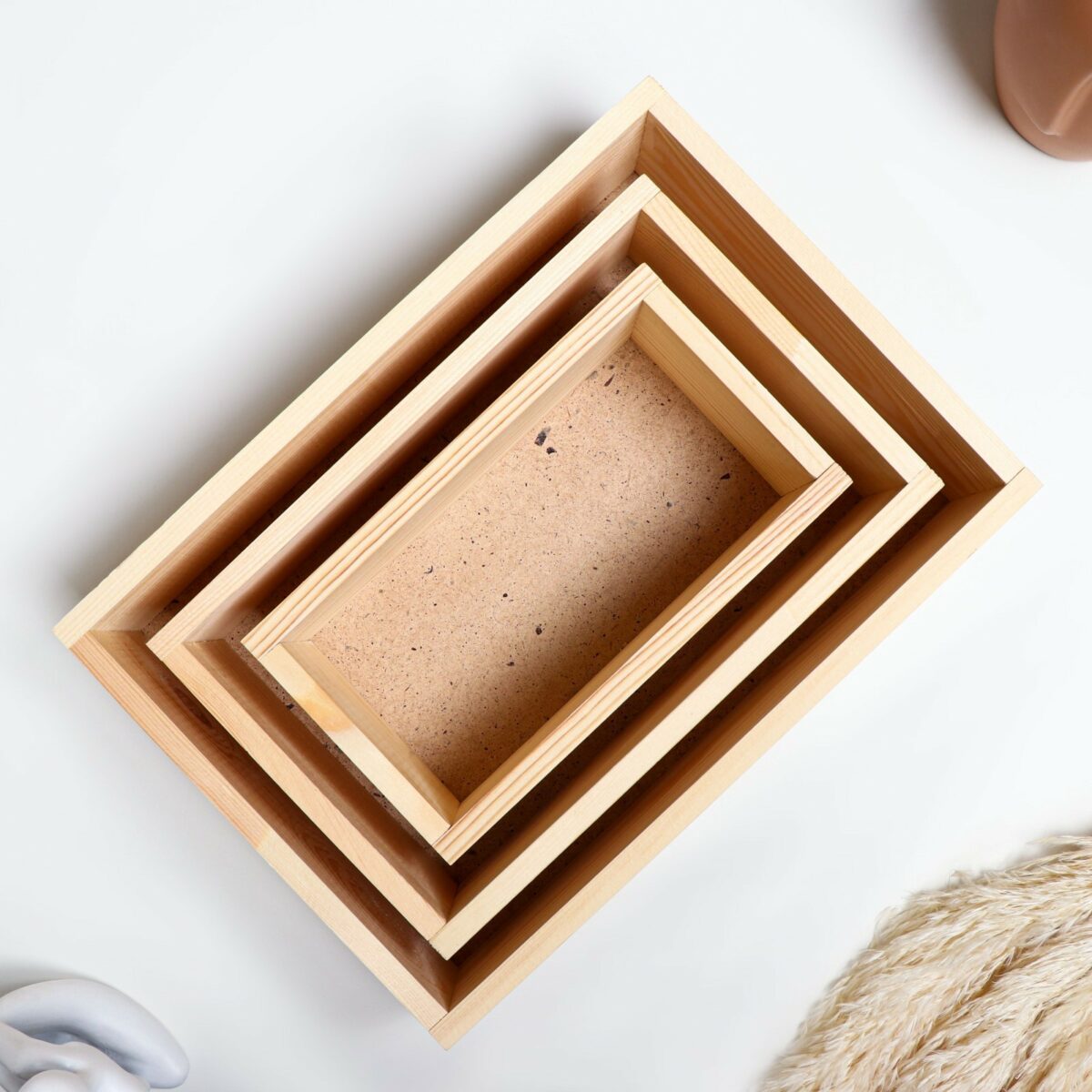 Набор деревянных напольных кашпо для цветов комнатных с натуральной текстурой Три деревянных плетеных квадратных кашпо для цветов комнатных напольных, выполненных в натуральном оттенке, расположены друг в друге