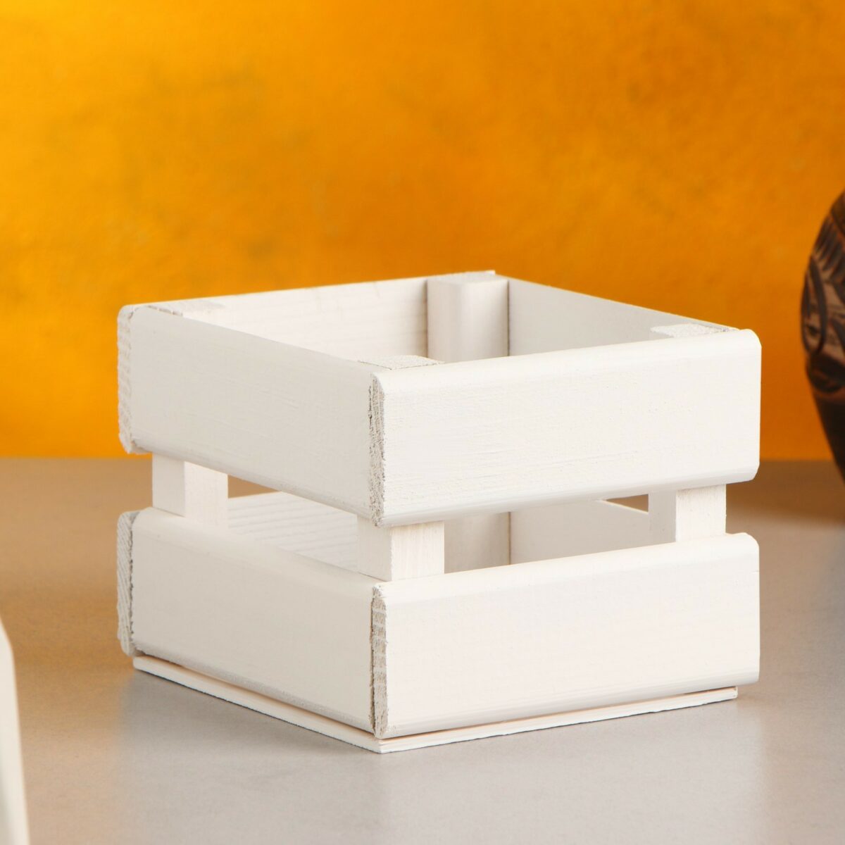 Кашпо деревянное стильное белого цвета для декора и растений в интерьере Белое деревянное интерьерное кашпо для декора с открытыми боковинами на столе