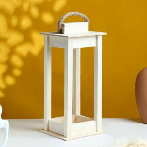 Кашпо для цветов из светлого дерева с оригинальной формой в виде фонарика, с ручкой из витой верёвки