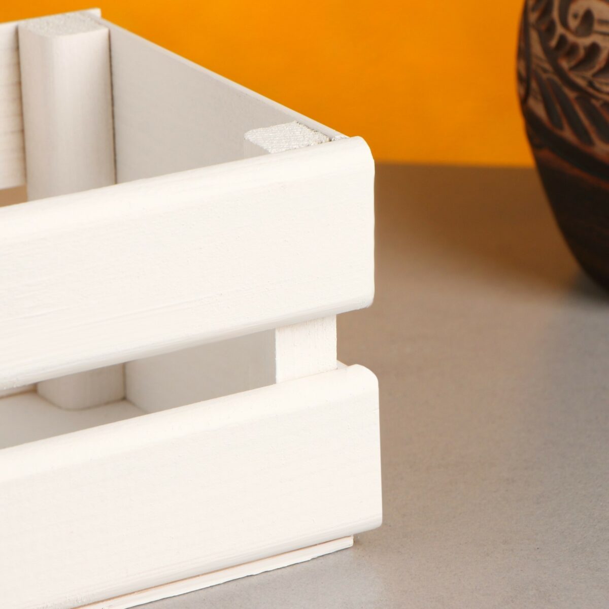 Стильное белое деревянное кашпо для декора и растений ручной работы Необычное интерьерное белое деревянное кашпо с ламелями для декора и растений