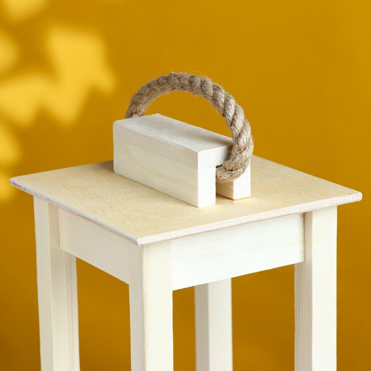 Большое деревянное кашпо для цветов с оригинальной формой и минималистичным дизайном Деревянное кашпо для цветов с ручкой из натуральной веревки, выполненное в современном стиле