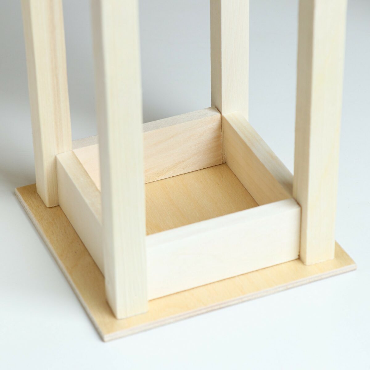 Кашпо из дерева современного дизайна для интерьера — стильное украшение дома Кашпо из светлого дерева с оригинальной прямоугольной формой, подходящее для декора в современном интерьере