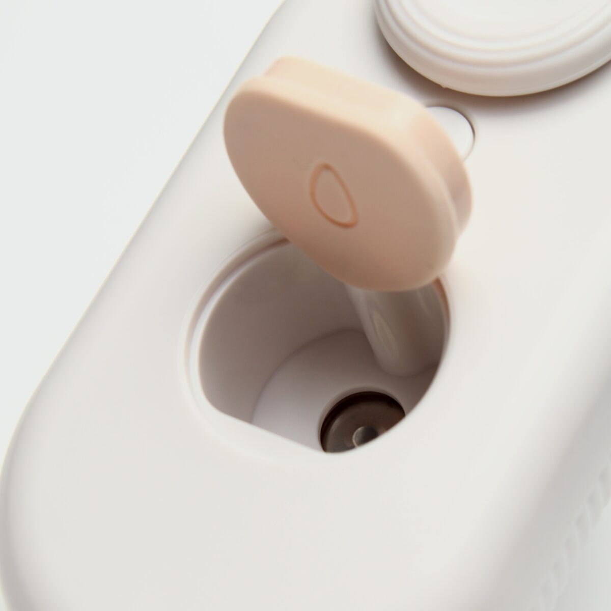 Белая паровая щетка для ухода за шерстью животных с USB-подключением Паровая щетка для вычесывания шерсти животных с паром и выдвижной ручкой, оснащенная резервуаром для воды и металлическим нагревателем