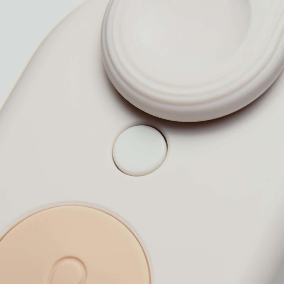 Белая паровая щетка с рельефной поверхностью для ухода за шерстью животных Белая паровая щетка для кошек и собак с рельефной поверхностью и функциональной кнопкой