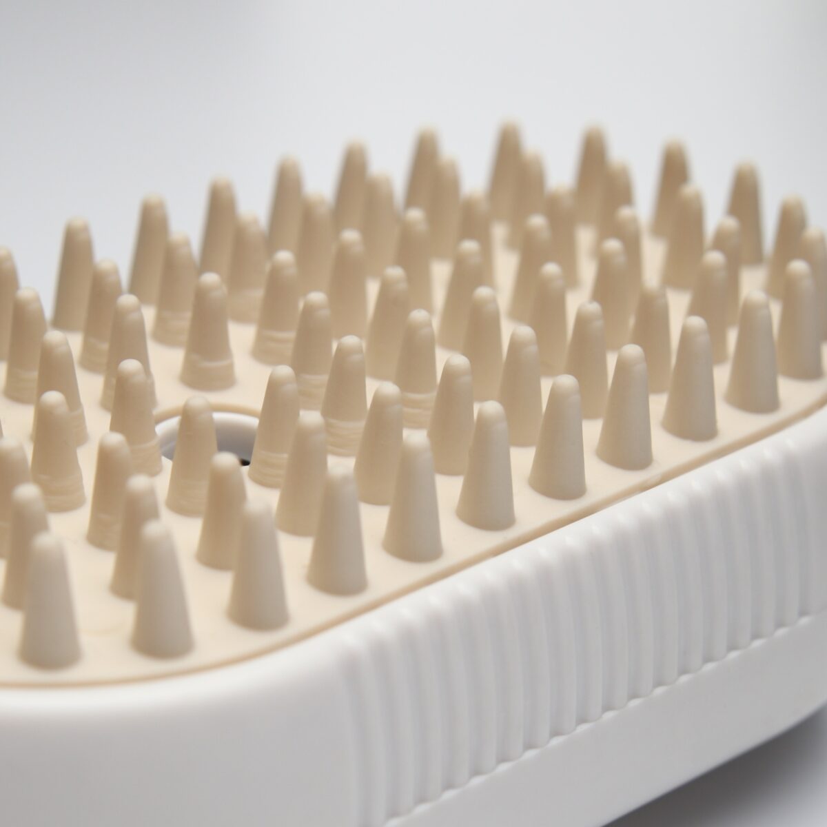 Паровая щетка с выдвижной ручкой для вычесывания шерсти животных Белая паровая щетка с закругленными конусообразными элементами для ухода за кошками и собаками