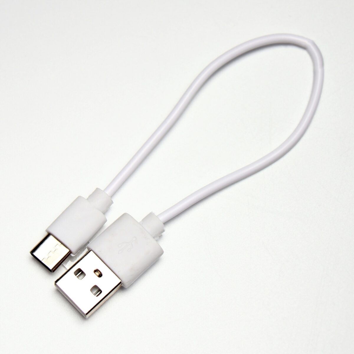 Белый USB-кабель для подключения паровой щетки-расчески для животных Белый USB-кабель с разъемами USB-A и Micro-USB для питания паровой щетки-расчески для животных